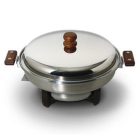 Overhead view of the warming pot in the discovery collection